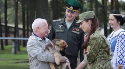 Белорусские пограничники передали послу Словакии собаку