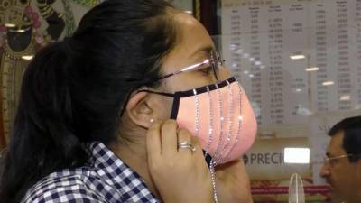 Защитные маски с бриллиантами снискали популярность у индусов