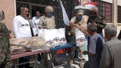Российские военные обеспечили сирийцев продуктами