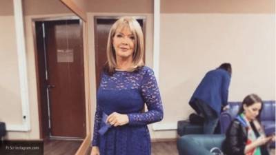 Елена Проклова "засветила" голую грудь во время интервью