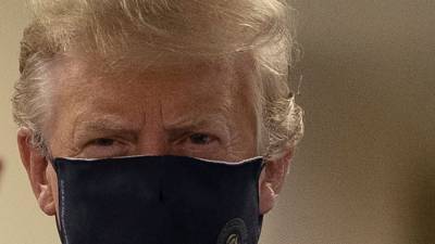Дональд Трамп впервые за время эпидемии появился в маске на публике