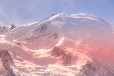 Розовая аномалия: в Альпах нашли цветной снег, ускоряющий глобальное потепление