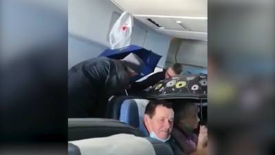 "Полет под зонтом": на борту самолета Хабаровск-Сочи внезапно пошел дождь