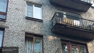Полуголый мужчина чуть не сорвался с окна в Москве