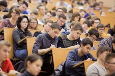 Рособрнадзор заявил о возможном переносе учебного года в вузах
