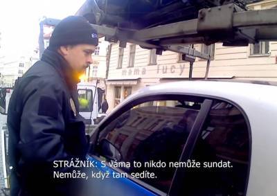 В Праге полицейские силой вытащили из машины непослушного водителя: видео