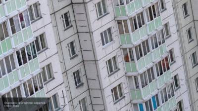 Мужчина решил сделать несколько подтягиваний на раме окна многоэтажки в Москве