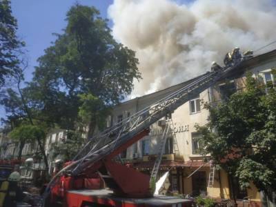 В Одессе загорелся дом: жильцов эвакуировали, пострадал один спасатель