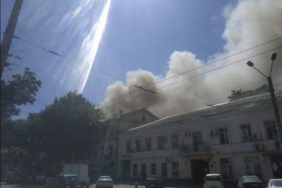 В центре Одессы загорелся многоквартирный дом: жильцов срочно эвакуировали