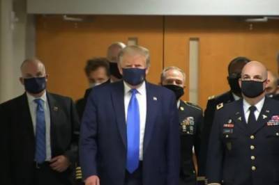 Трамп впервые с начала пандемии COVID-19 появился на публике в защитной маске