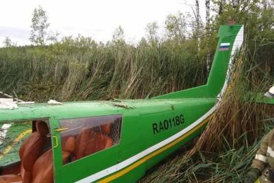 Опубликованы фото и подробности с места жесткой посадки самолета в Тверской области