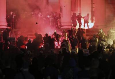 В Сербии мирные протесты переросли в массовые драки