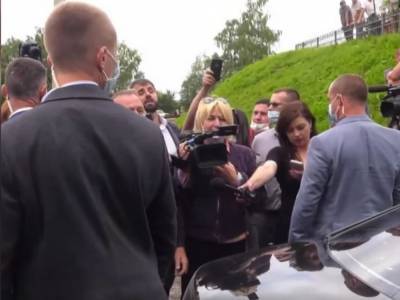 В СМИ обсуждают скандал с ОПУ: журналистов на Волыни не пустили освещать поездку Зеленского