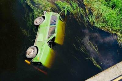 Под Львовом водителю стало плохо из-за чего машина слетела с моста в реку: есть погибший