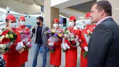 Активисты ОНФ и пассажиры поздравили петербургских бортпроводников