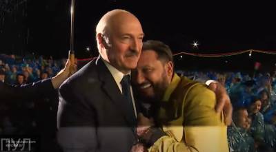 Стас Михайлов обнялся с Лукашенко под дождем