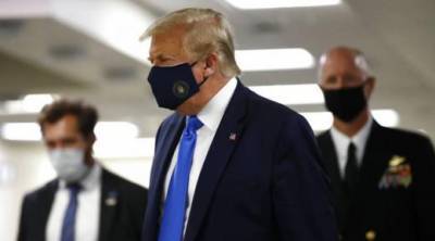 Помощники уговорили: Трамп впервые был замечен на публике в защитной маске