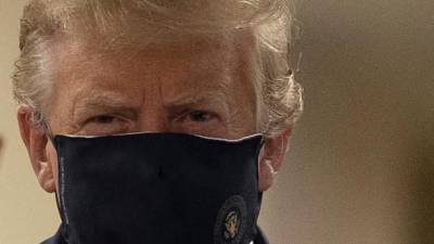Трамп впервые за время пандемии появился на публике в маске. ФОТО
