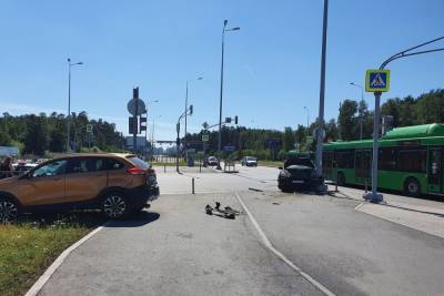 В Екатеринбурге в столкновении Лады X-RAY и Porsche Cayene пострадал 9-летний ребенок