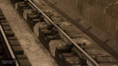 Мужчина пострадал при падении на рельсы в московском метро