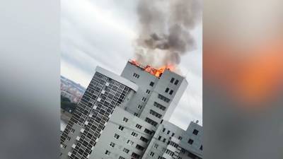 Шумные вечеринки на крыше многоэтажки закончились крупным пожаром
