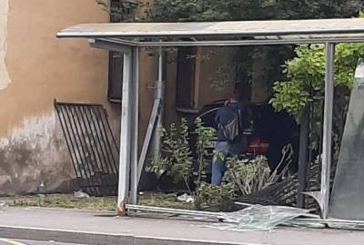 В Петербурге автомобиль выехал на автобусную остановку