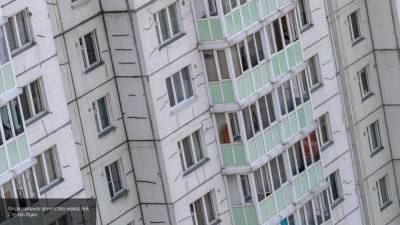 Пьяный мужчина в трусах выпал из окна многоэтажки в Новосибирске