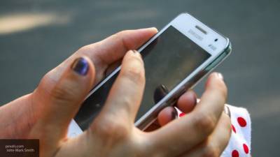 Ученые объяснили, чем опасно "залипание" в смартфон