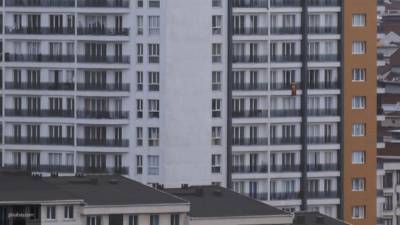 Пьяный житель Новосибирска выпал из окна квартиры в одних трусах