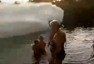 Опасные гонки на водных мотоциклах у детского пляжа сняли на видео