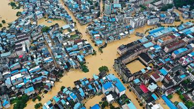 Больше сотни погибших: в Китае бушует разрушительное наводнение