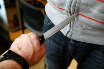 В Смоленской области изрезанному ножом мужчине понадобилась помощь медиков