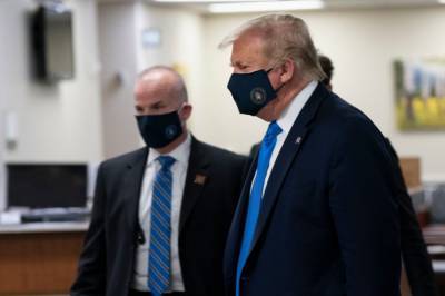 Трамп впервые за время пандемии появился на публике в защите