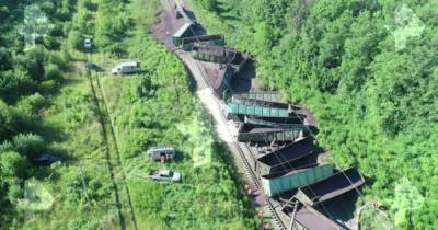 Последствия схода вагонов грузового поезда под Тулой сняли с коптера