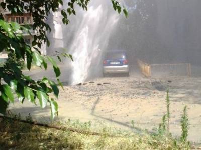 После прорыва трубы на Березняках в Киеве в доме выбиты окна, повреждены автомобили