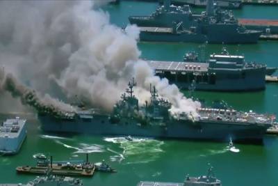 Десантный корабль загорелся на военно-морской базе США в Сан-Диего