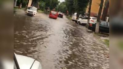 Потоп в райцентре Смоленской области сняли на видео