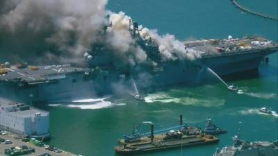 На военно-морской базе США в Сан-Диего загорелся десантный корабль