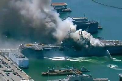При пожаре на корабле ВМС США пострадали моряки