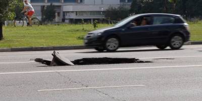Провал грунта произошел на дороге на юго-западе Москвы