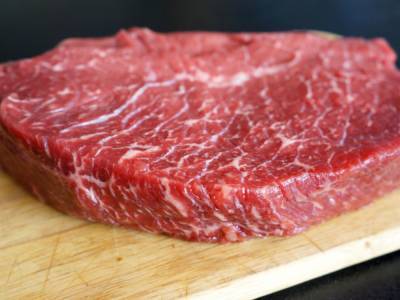 Мясо и 10 тысяч шагов: врач развенчал несколько мифов о здоровом образе жизни