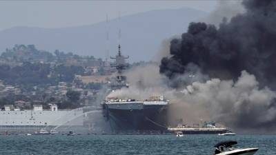 Число пострадавших из-за пожара на военном корабле в США возросло до 21