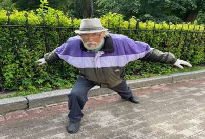 "Самый известный дедушка Выборга": пенсионер ищет спутника для прогулок в парке