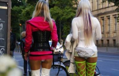 Немецкие проститутки вышли на акцию протеста, требуя поддержки