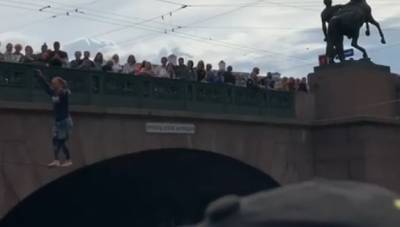 В Сети появилось видео с прошедшим над Фонтанкой в Петербурге канатоходцем