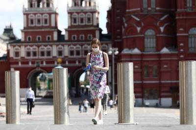 В Москве отменили обязательное ношение масок на улице