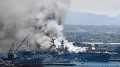 Пожар на американском военном корабле в Сан-Диего