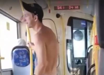 Нудистов в городском автобусе сняли ростовчане на видео