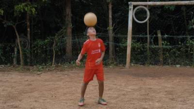 Индийский мальчик повторяет знаменитые футбольным приемы.