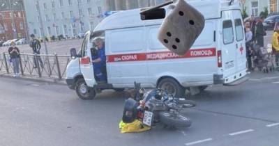 На площади Победы в ДТП с такси пострадал мотоциклист (фото)